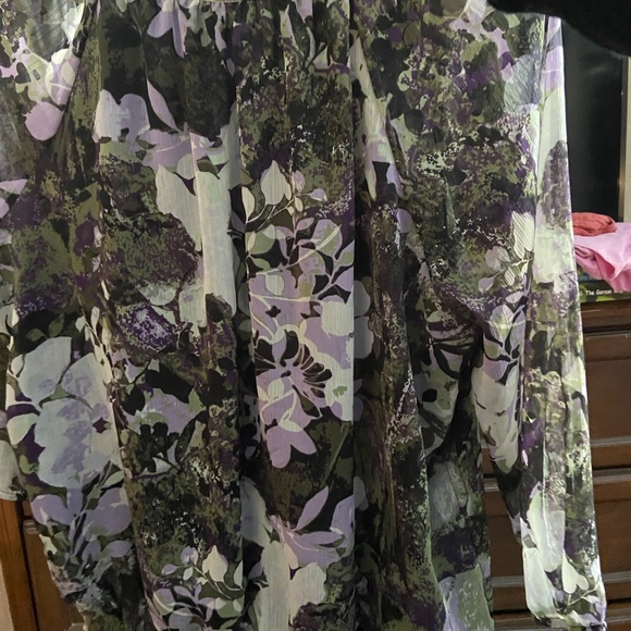 Beautiful floral blouse - Picture 3 of 3